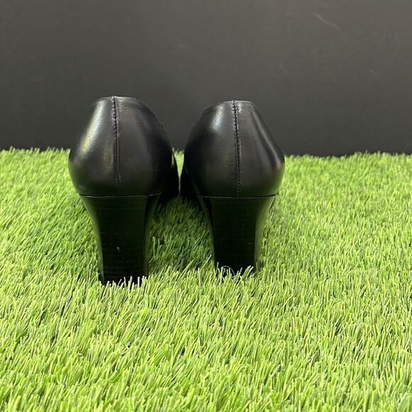 Stuart Weitzman Classic Heels in Black - Picture 3 of 8